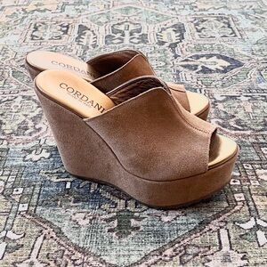 Women’s Cordani Golden Tan Suede Platform Sandal Wedge Peep Toe Mule Slide (37)